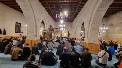 Mevlit Kandili dolayısıyla Bayburt’taki tüm camilerde kandil programı düzenlendi. Yatsı