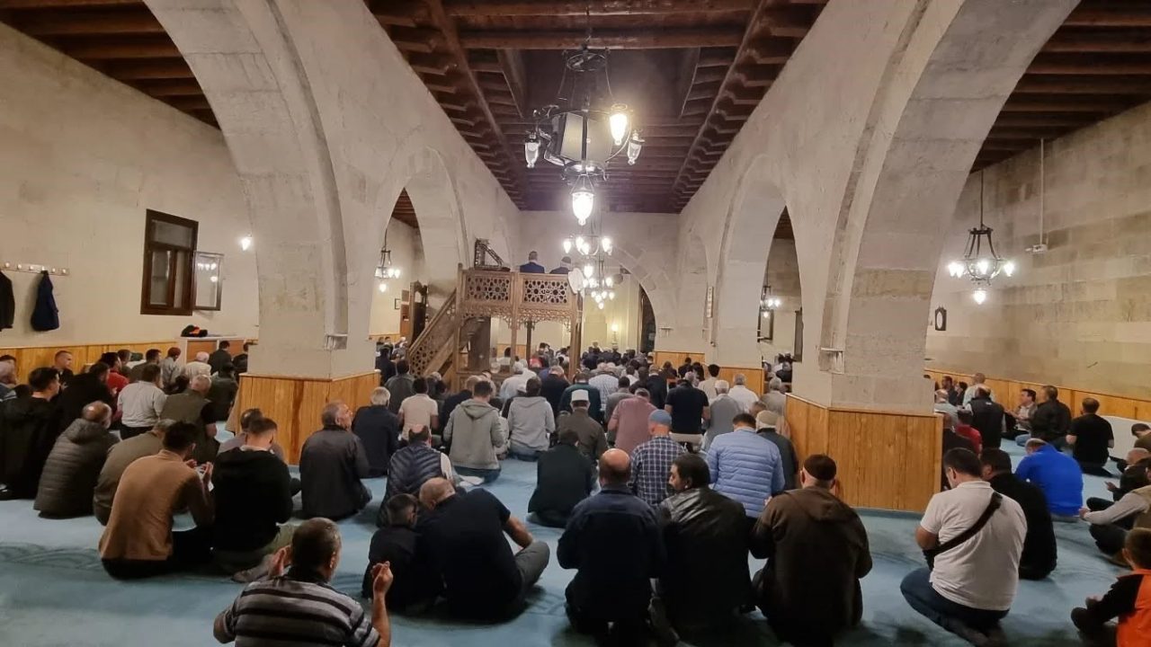 Mevlit Kandili dolayısıyla Bayburt’taki tüm camilerde kandil programı düzenlendi. Yatsı