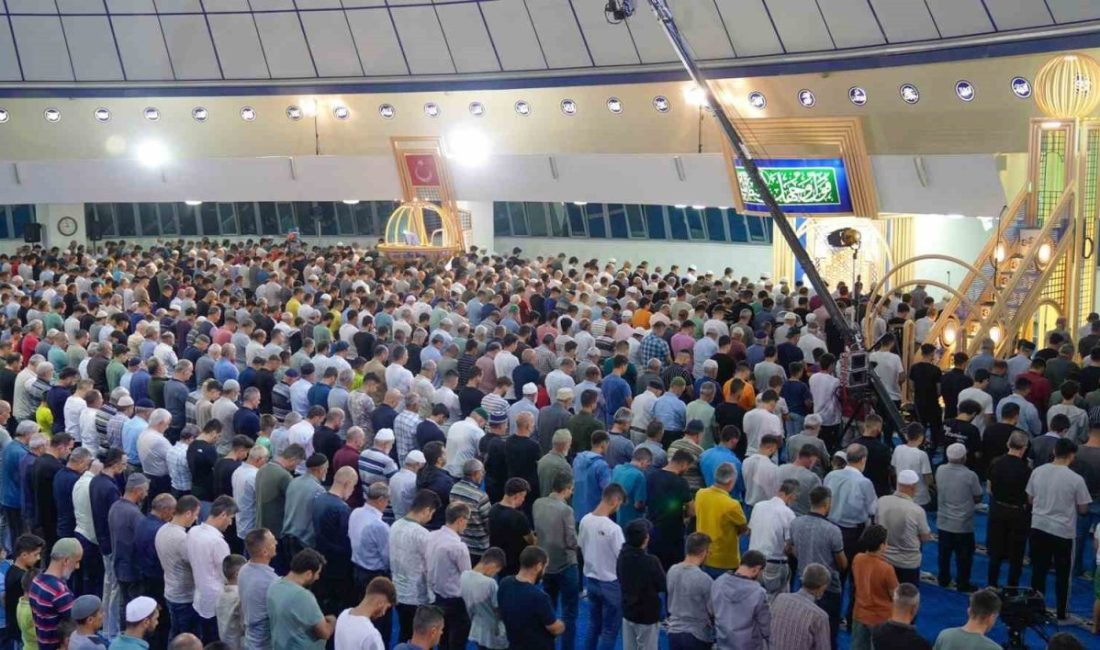 Mevlit Kandili dolayısıyla Erzincan’da vatandaşlar camileri doldurdu. Erzincan’da Peygamberimiz Hz.