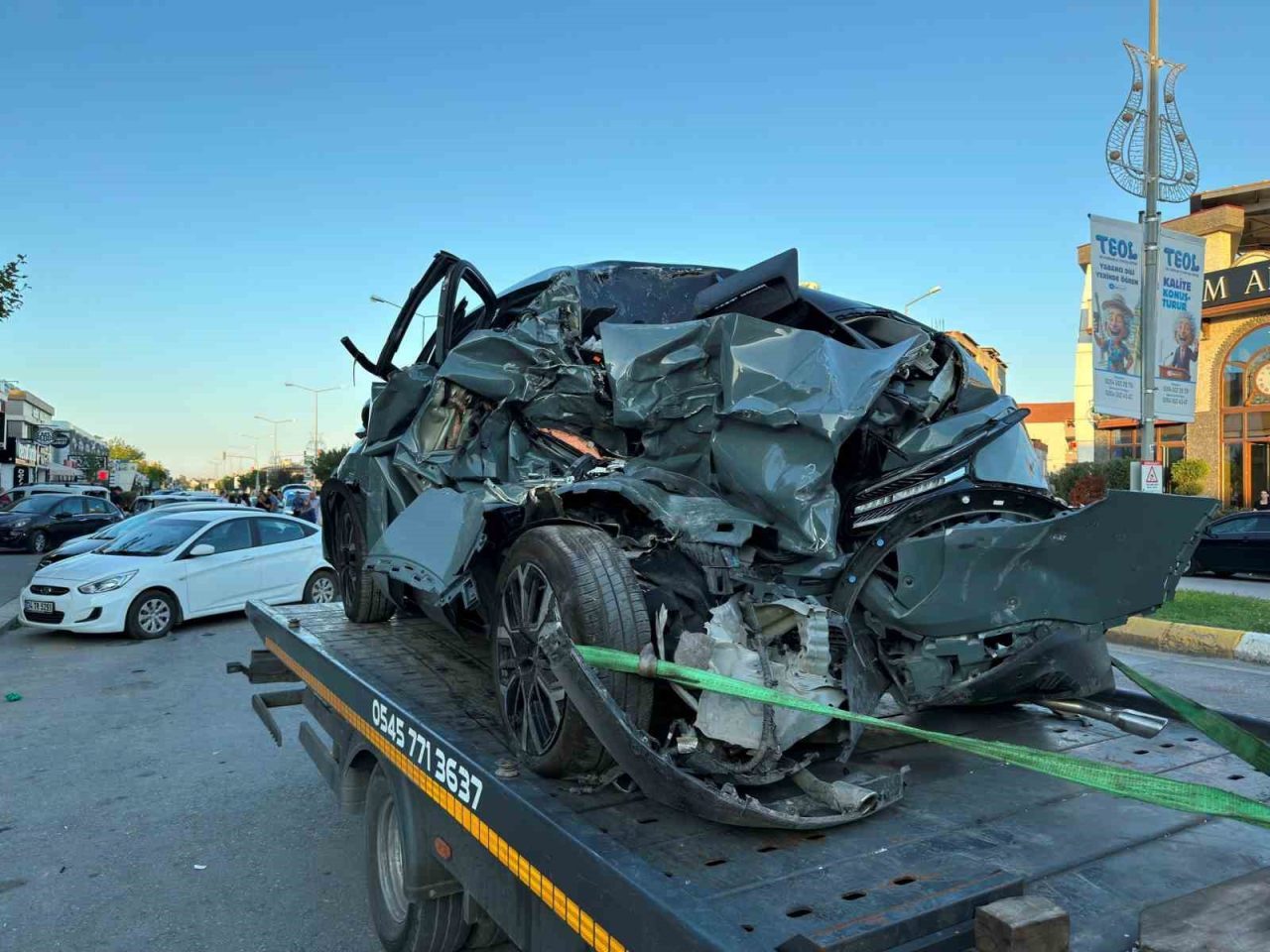 Sakarya’nın Serdivan ilçesinde dörtlülerini yakarak yol kenarındaki işletmeye gitmek için