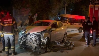 Erzincan İnönü Mahallesi’nde minibüs ile otomobil çarpıştı. Araçlardan biri ağaca