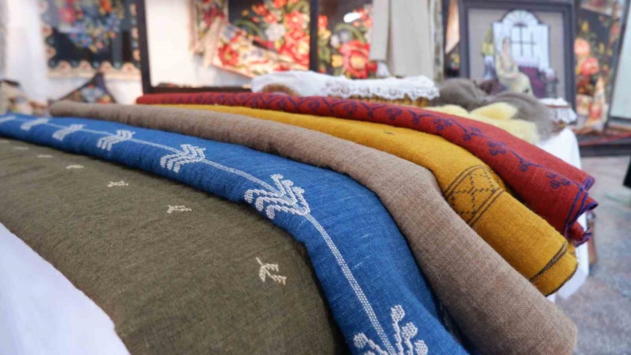 Ehram kumaşının geleneksel kullanımının büyük ölçüde terkedilmesine rağmen moda dünyasına