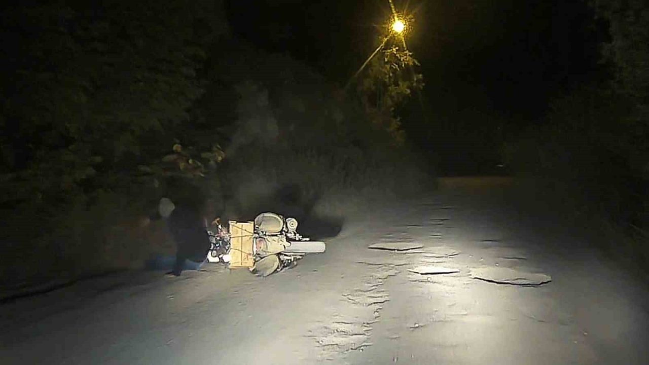 Erzurum’un Uzundere ilçesinde meydana gelen kazada motosiklet sürücüsü dereye uçmaktan