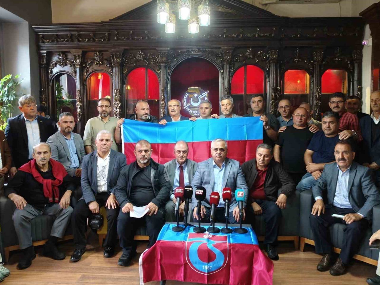 Türkiye Muhtarlar Federasyonu Başkanı Bekir Aktürk ve beraberindeki muhtarlar, Trabzon