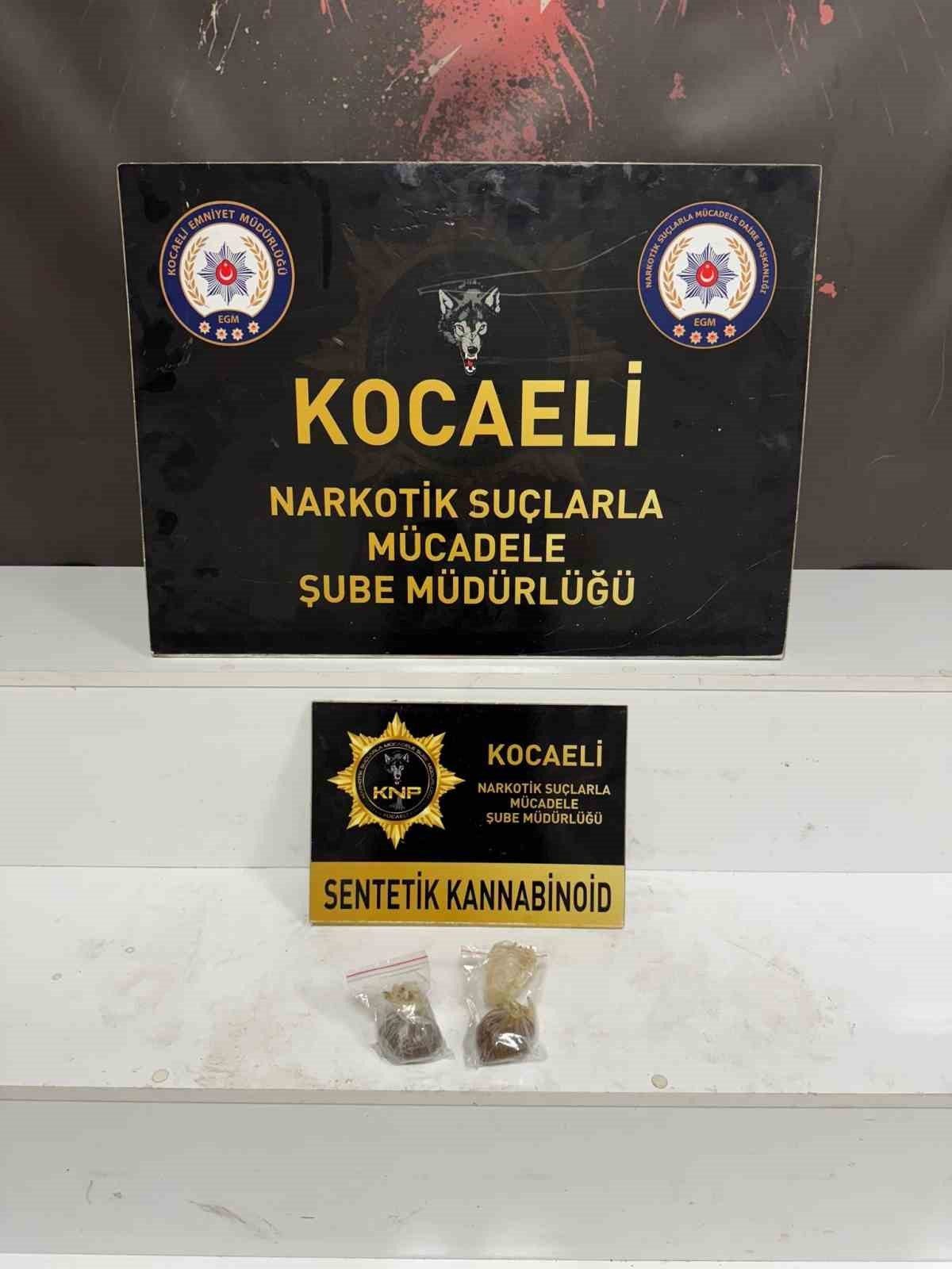 Kocaeli Emniyet Müdürlüğü ekiplerinin, Kartepe ve Körfez’de düzenlediği operasyonlarda iki