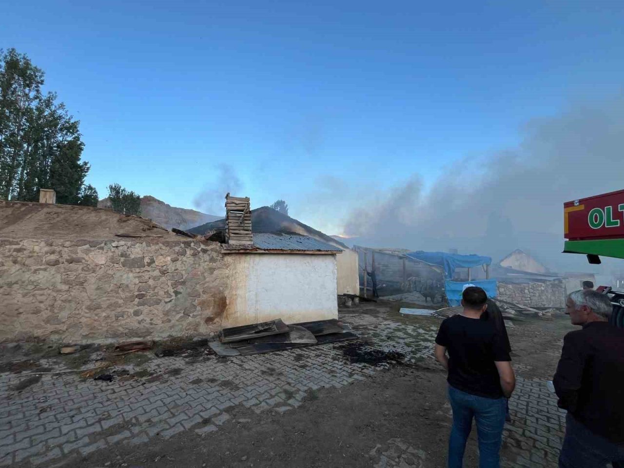 Erzurum’un Narman ilçesine bağlı Göllü Mahallesi’nde çıkan yangında 3 ev,