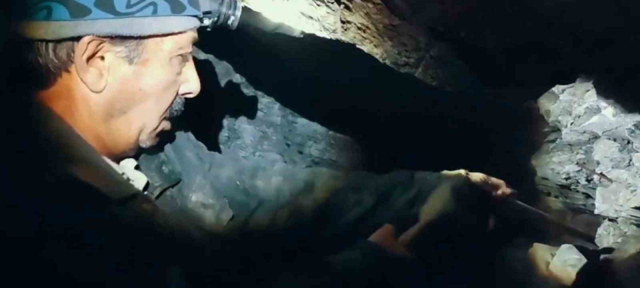 Oltu taşı, yerin yüzlerce metre altındaki ocaklarda çekiç ve murç