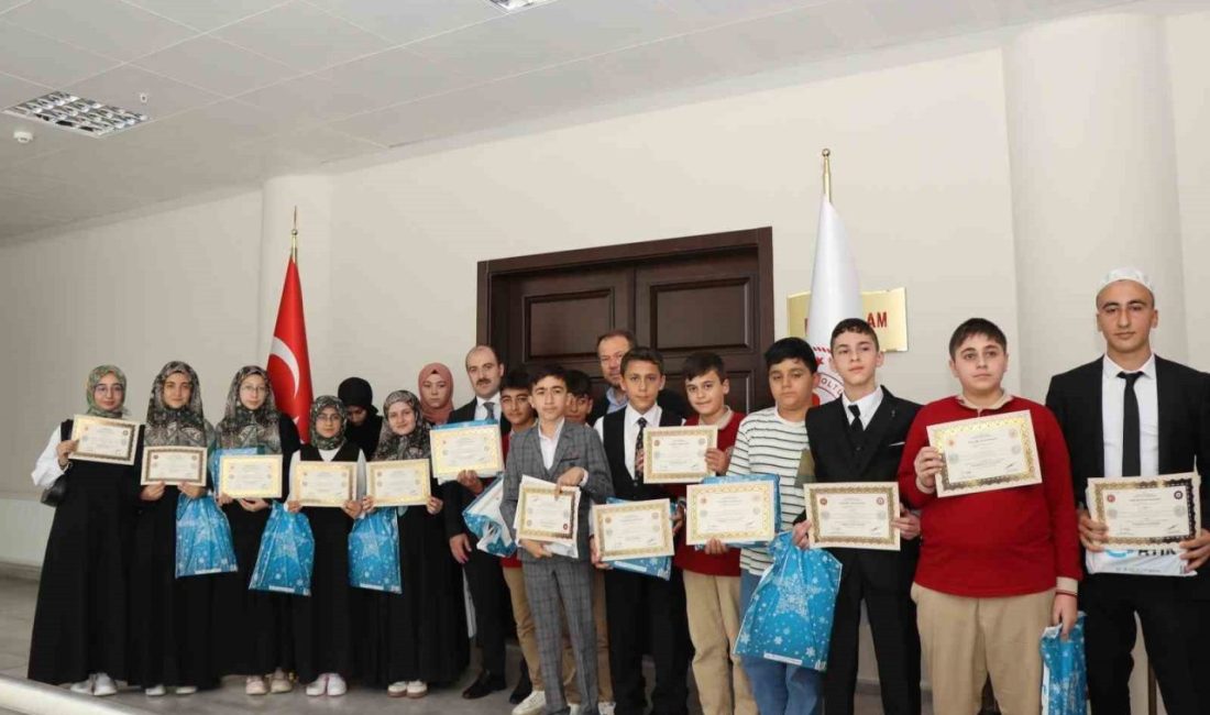 Erzurum’un Oltu ilçesinde hafızlık eğitimini tamamlayan 17 öğrenciye icazet belgeleri