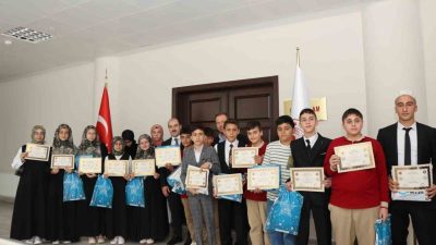 Erzurum’un Oltu ilçesinde hafızlık eğitimini tamamlayan 17 öğrenciye icazet belgeleri