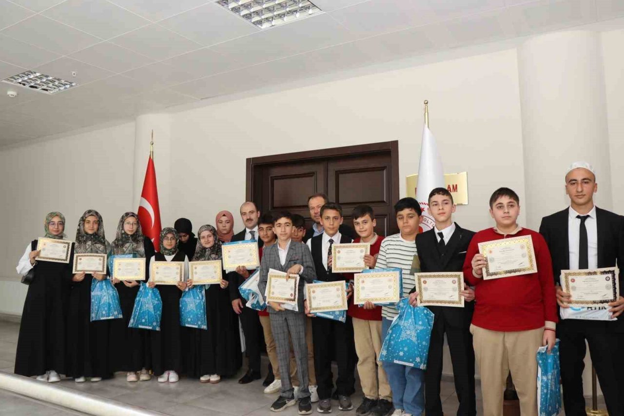 Erzurum’un Oltu ilçesinde hafızlık eğitimini tamamlayan 17 öğrenciye icazet belgeleri