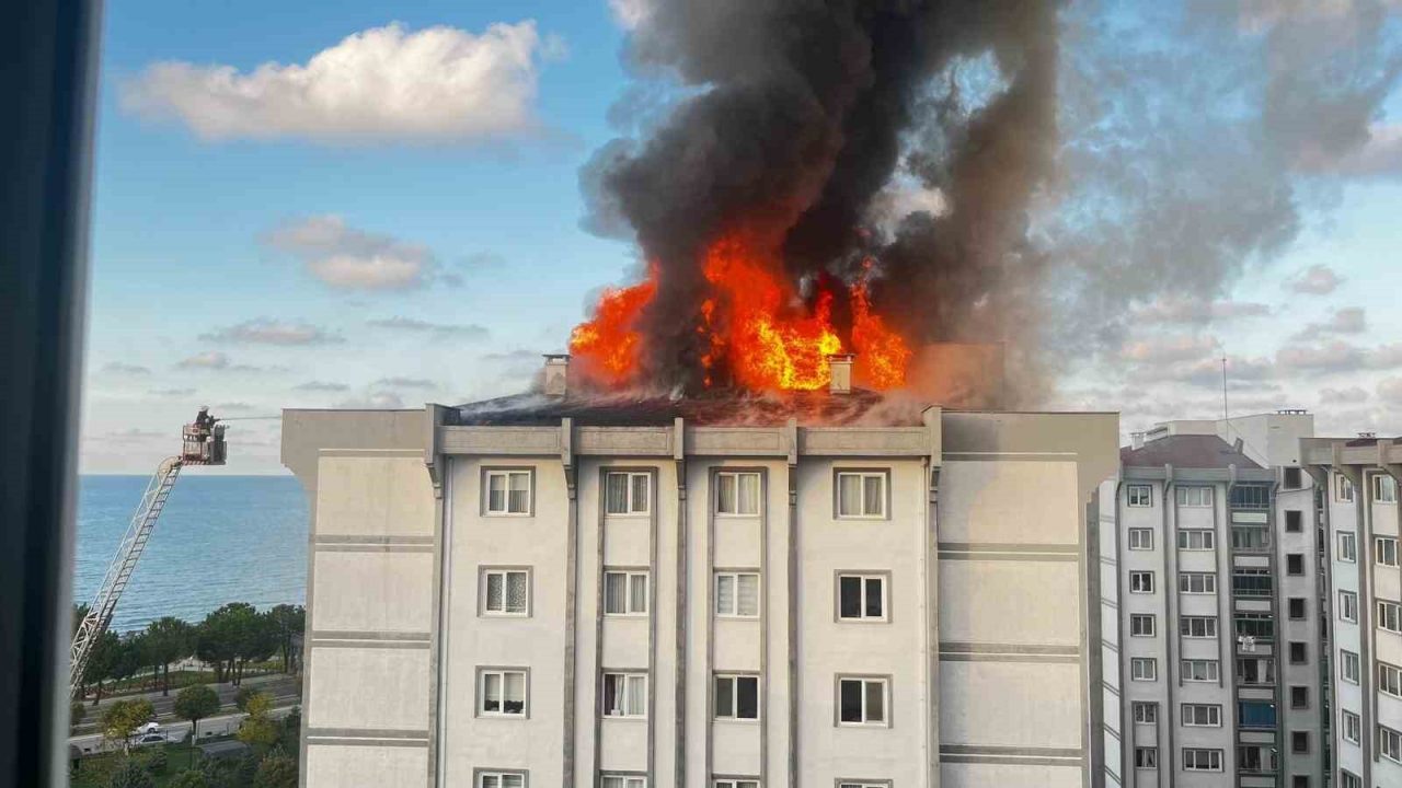 Ordu’nun Ünye ilçesinde 7 katlı ve 32 daireli binanın çatı