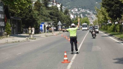 Ordu’da polis ekipleri tarafından trafik kazalarını azaltmaya yönelik yapılan denetimlerde