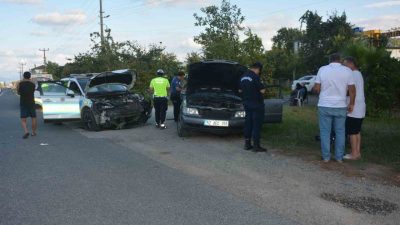 Ordu’nun Ünye ilçesinde düğün konvoyunda seyreden otomobilin uygulama yapan polis