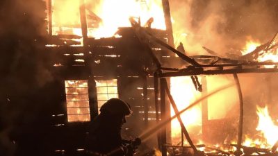 Ordu’nun Çaybaşı ilçesinde çıkan yangında, iki katlı ahşap bir ev