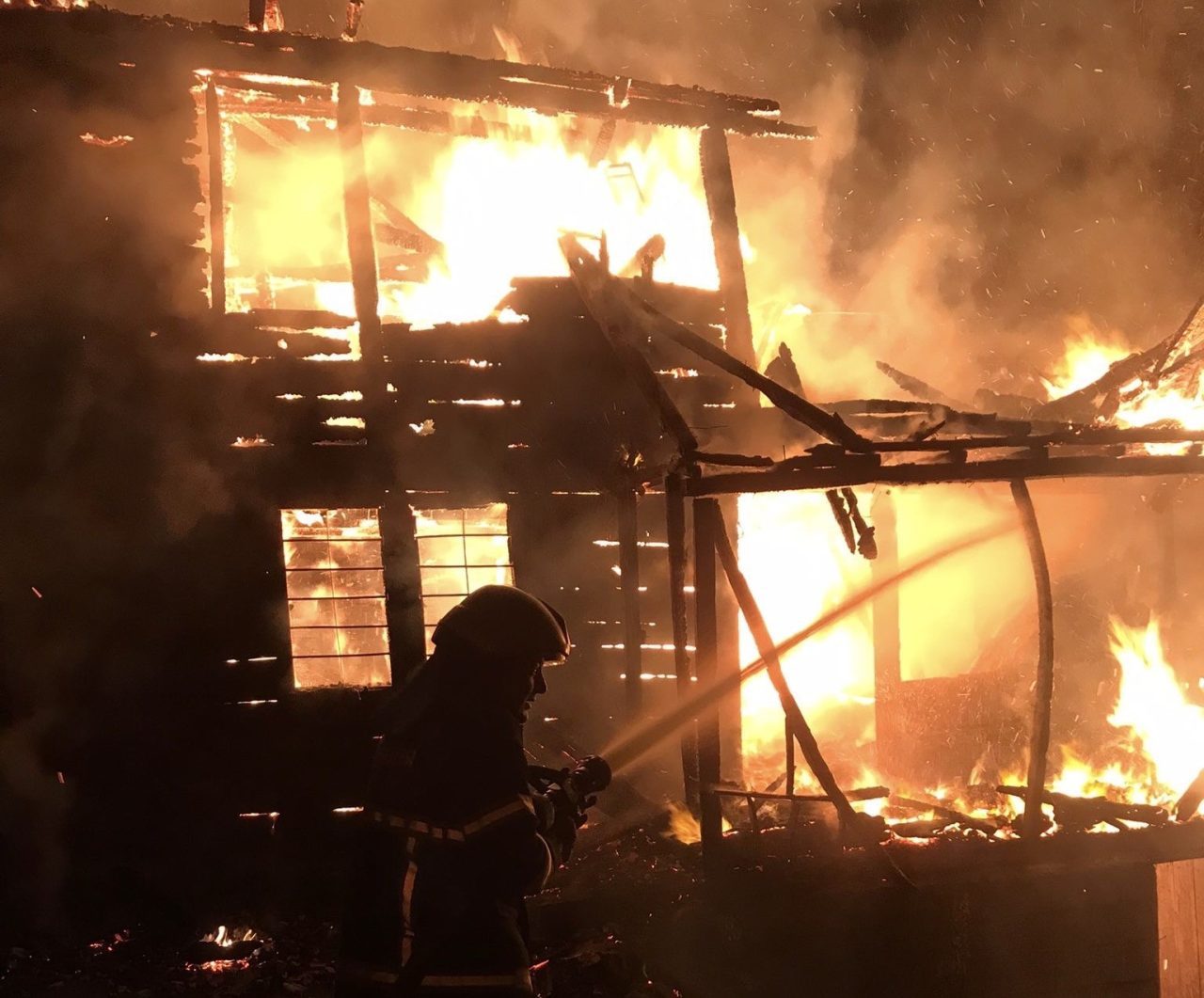 Ordu’nun Çaybaşı ilçesinde çıkan yangında, iki katlı ahşap bir ev