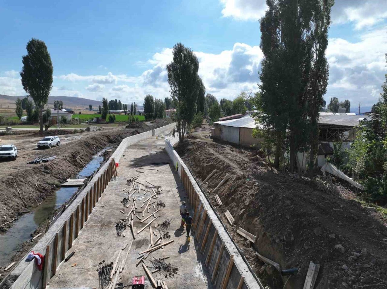 Bayburt merkeze bağlı Oruçbeyli köyünde taşkın risklerini azaltmaya yönelik başlatılan