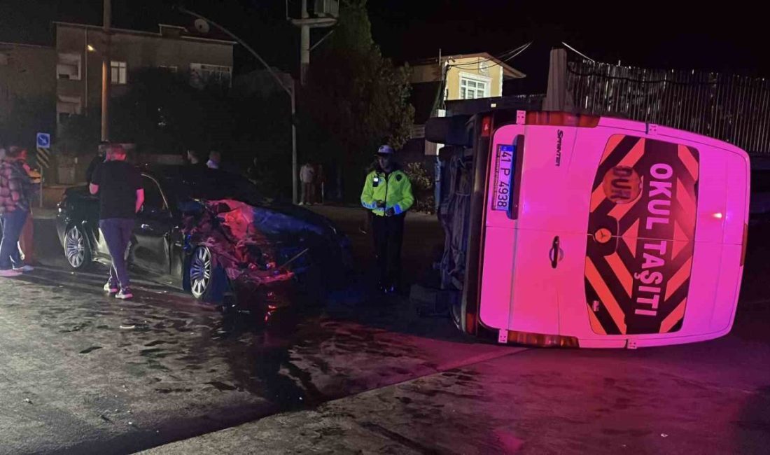 Kocaeli’nin Gebze ilçesinde otomobil ile çarpışan servis minibüsü devrilirken, sürücü