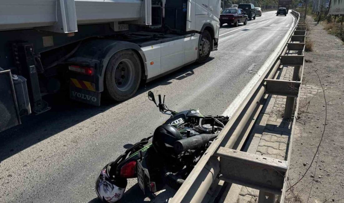 Zonguldak’ın Alaplı ilçesinde bir otomobilin önünde seyreden motosiklete çarpıp kaçtığı
