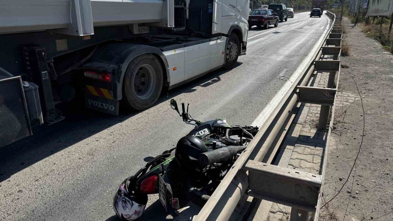Zonguldak’ın Alaplı ilçesinde bir otomobilin önünde seyreden motosiklete çarpıp kaçtığı
