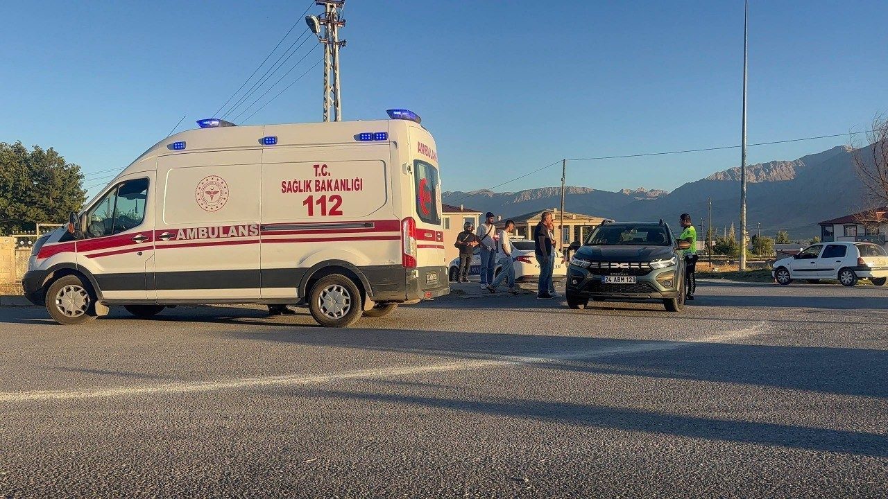 Erzincan’ın Şehit Cengiz Topel Mahallesi İmam Rıza Caddesi’nde otomobil ile