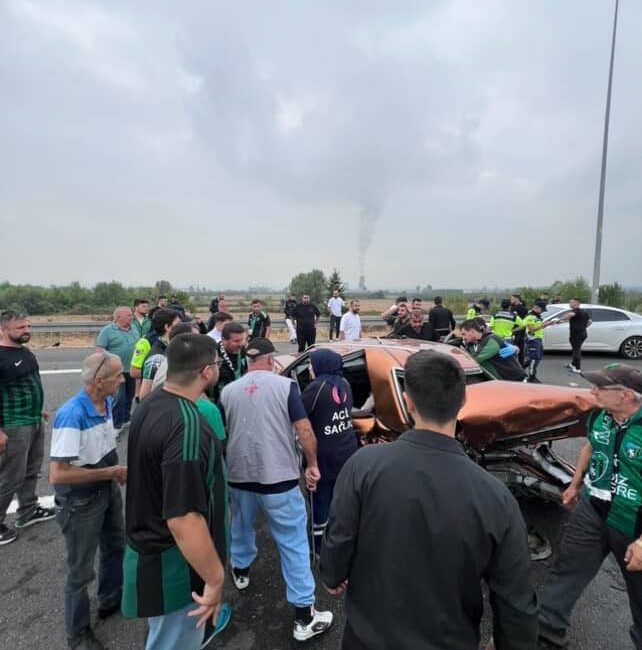 Kuzey Marmara Otoyolu Sakarya geçişinde aynı istikametteki iki otomobilin çarpışması