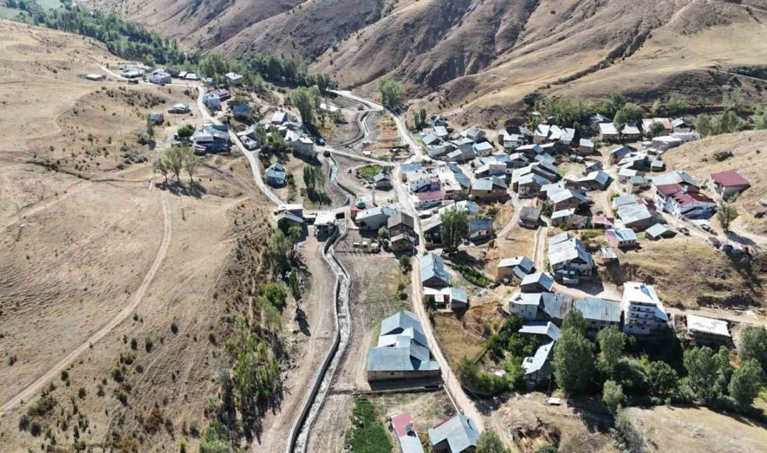 Bayburt merkeze bağlı Pamuktaş köyünde yapımı süren Karayalak Deresi taşkın