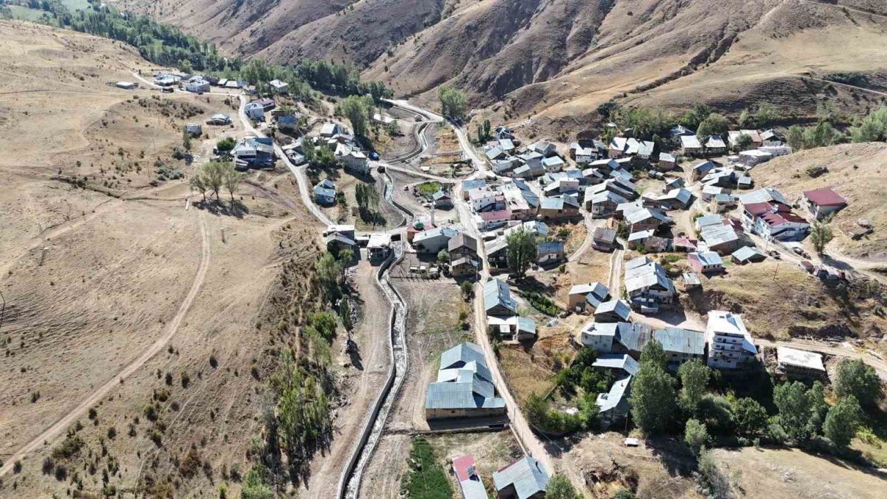 Bayburt merkeze bağlı Pamuktaş köyünde yapımı süren Karayalak Deresi taşkın