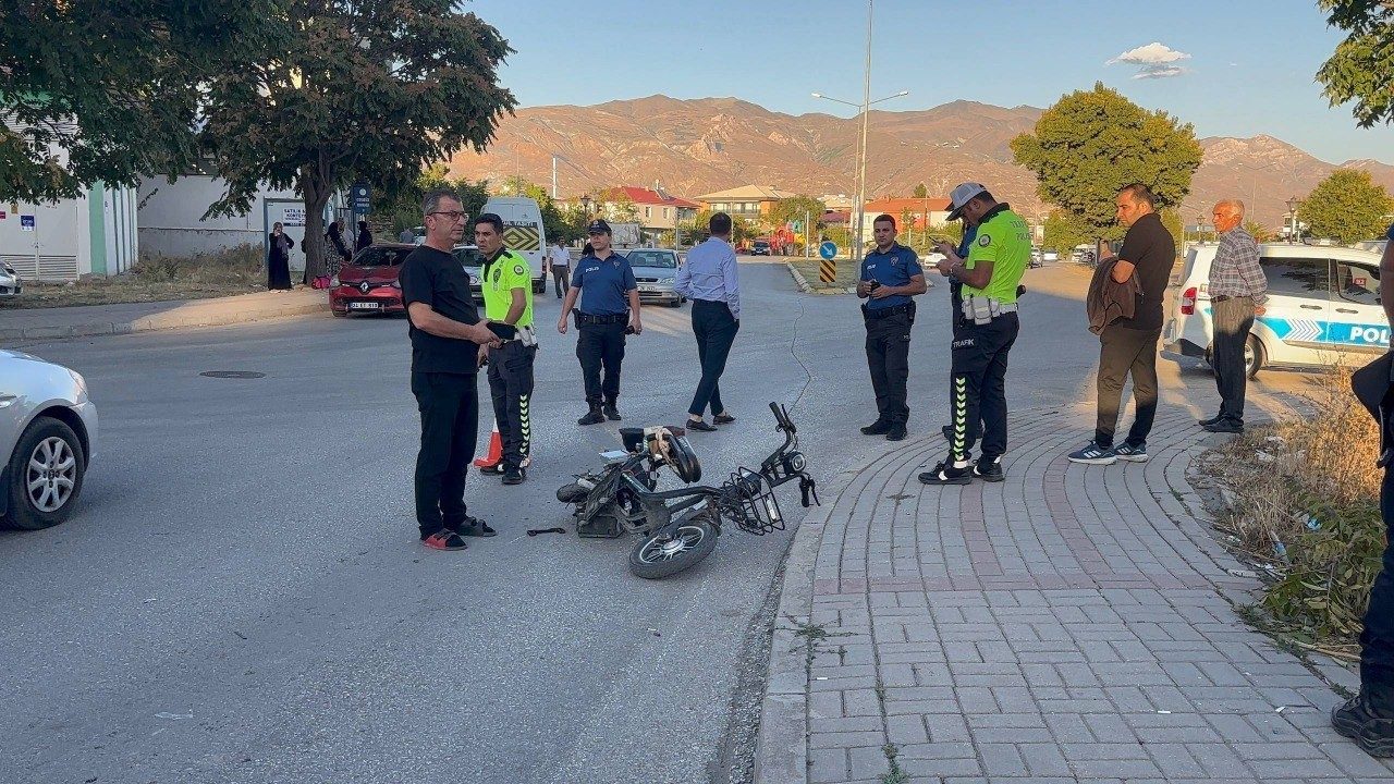 Erzincan’da panelvanın çarptığı elektrikli bisikletteki çocuk ağır yaralandı. Kaza, Mimar