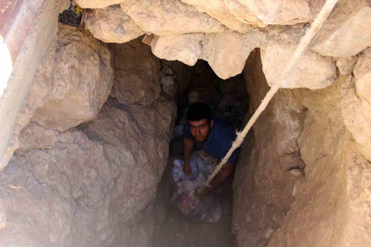 Erzincan’ın Kemah ilçesine bağlı Ayranpınar köyü sakinleri, peynirlerini soğuk hava