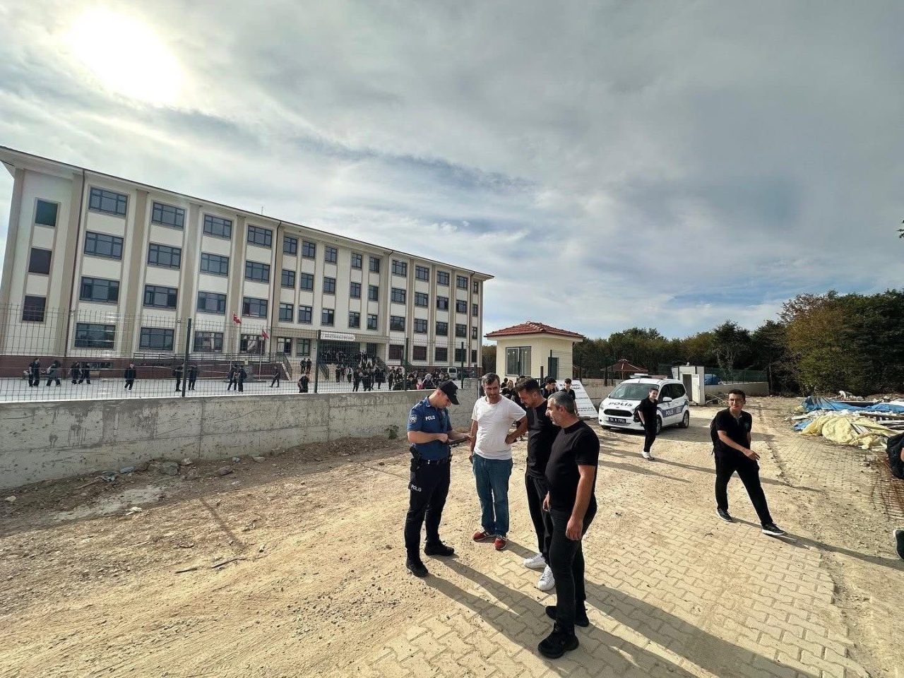 Sakarya’nın Hendek ilçesinde polis ve jandarma ekipleri, öğrencilerin güvenliği için