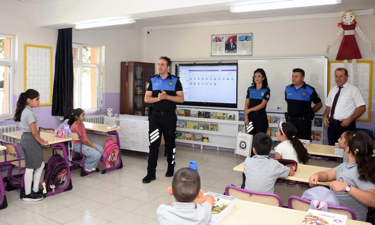 Erzincan’da polisler öğrencilere hikâye kitapları hediye etti. Toplum Destekli Polislik