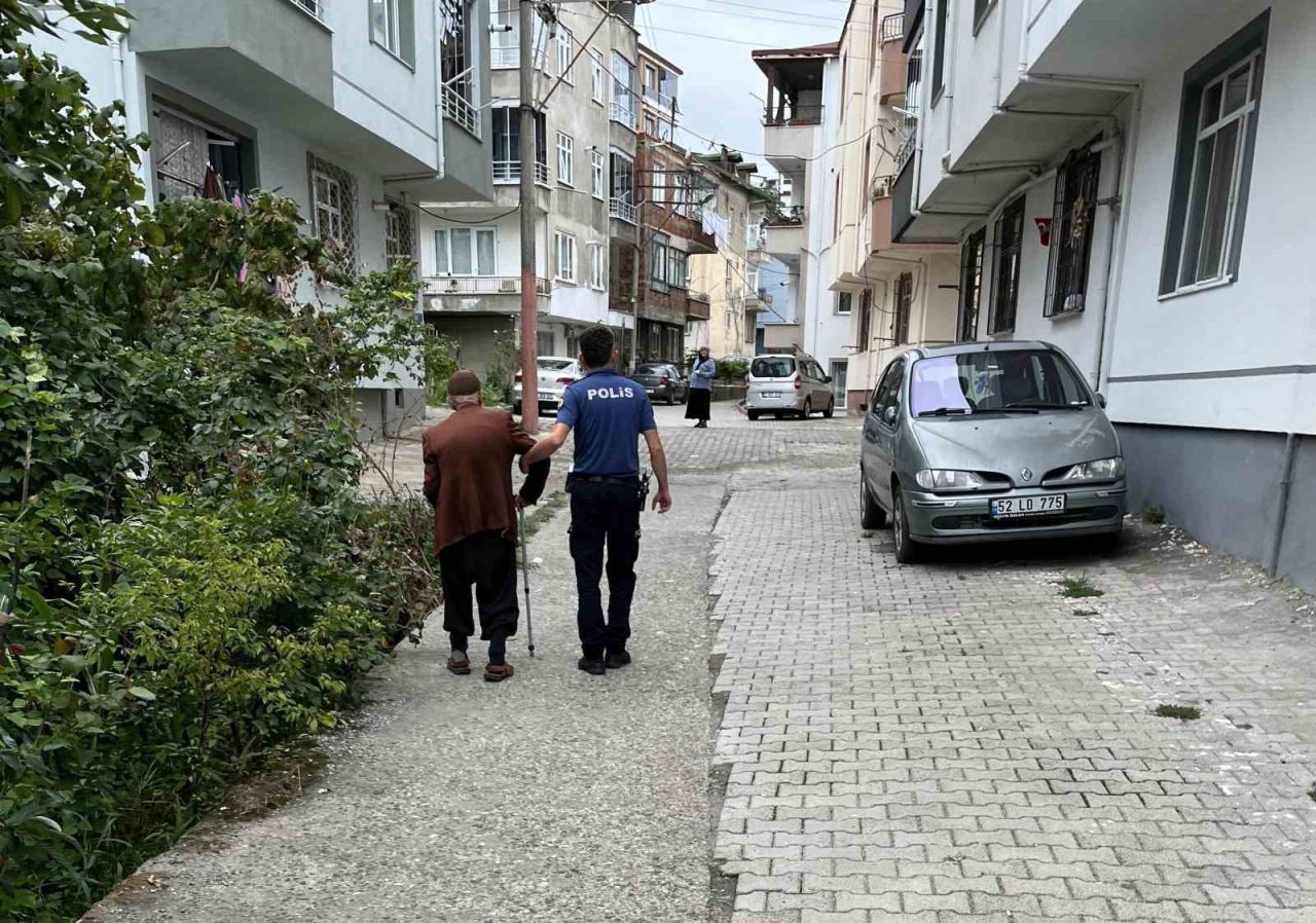 Ordu’nun Ünye ilçesinde, evine gidemeyen yaşlı bir vatandaş için seferber