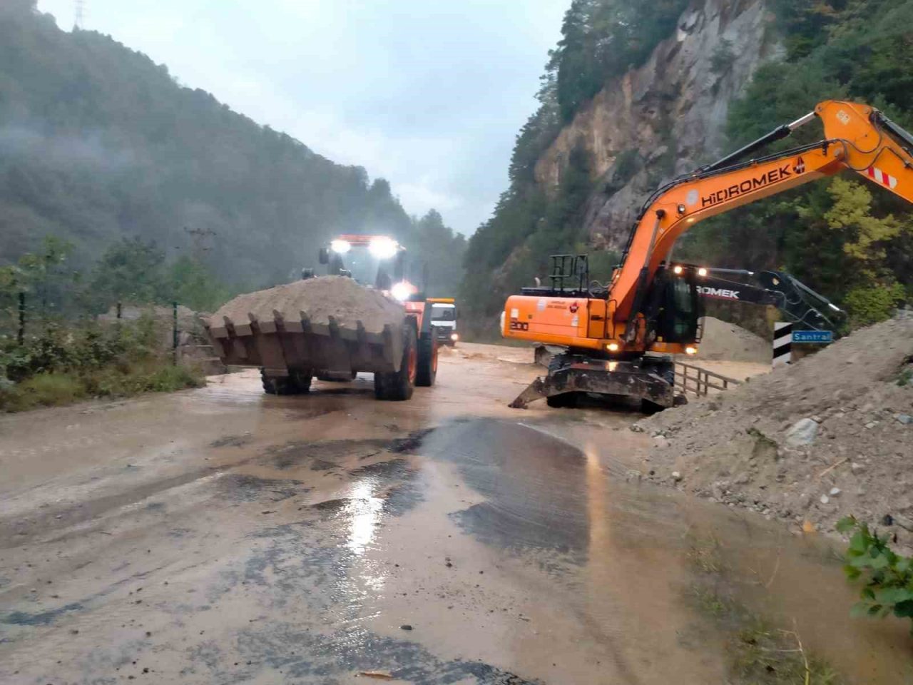 Doğu Karadeniz Bölgesi’nde iki gündür etkili olan şiddetli yağışlar Rize’nin