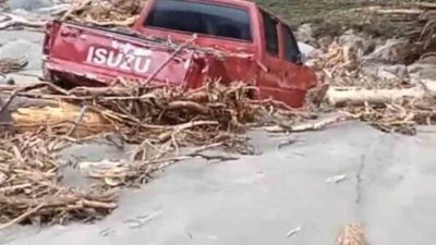 Rize’nin Ardeşen ilçesinde etkili olan sağanak yağışın ardından 2 araç