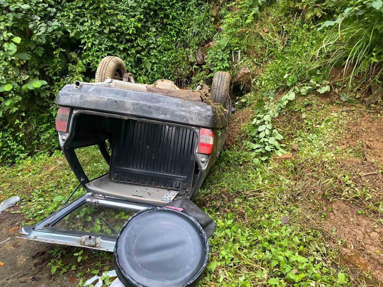 Rize’de freni patlayan Tofaş otomobil yamaca çarpıp takla attı, kazada