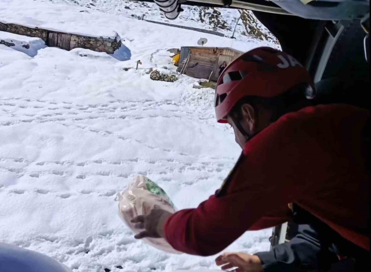 Rize’de hafta sonu yaşanan sel, heyelan ve kar nedeniyle yolları