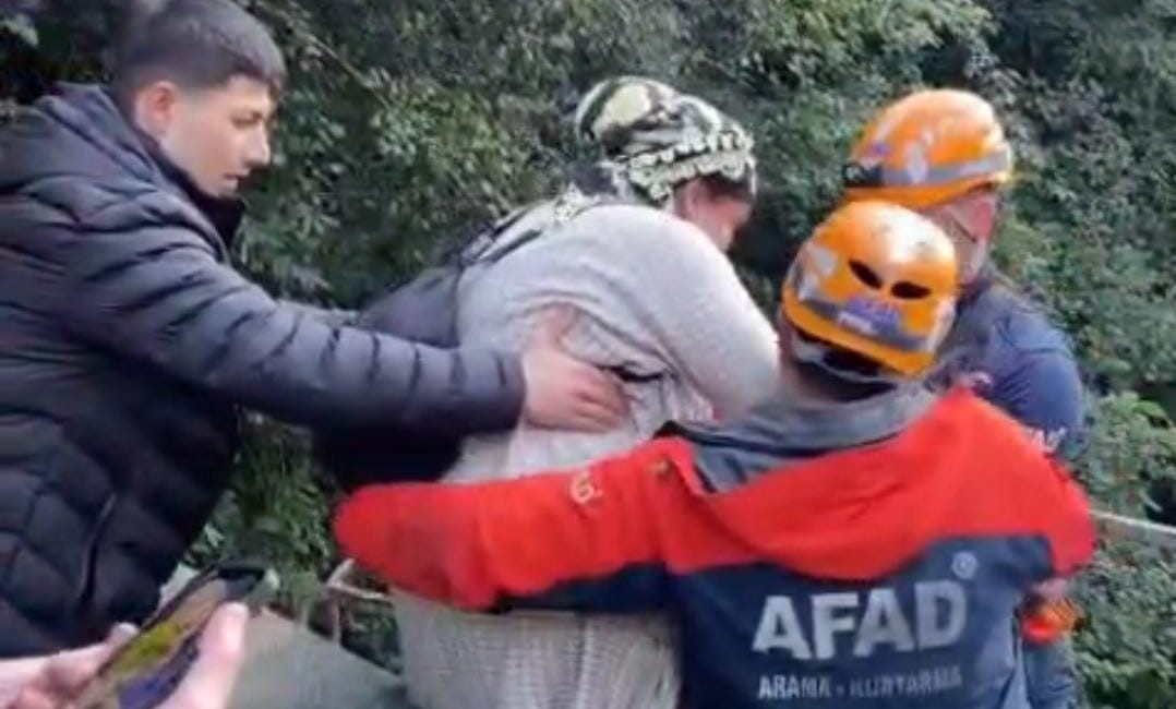 Rize’de meydana gelen heyelan nedeniyle bulundukları bölgede mahsur kalan 2