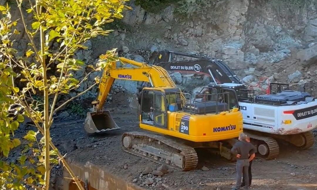 Rize’nin Ardeşen ilçesinde yol güzergahındaki riskli kayalar iş makinelerinin oluşturduğu