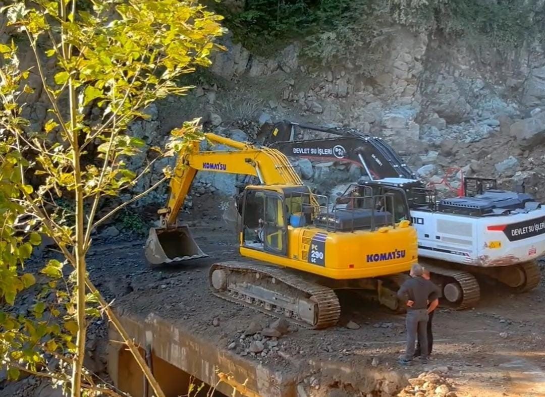 Rize’nin Ardeşen ilçesinde yol güzergahındaki riskli kayalar iş makinelerinin oluşturduğu