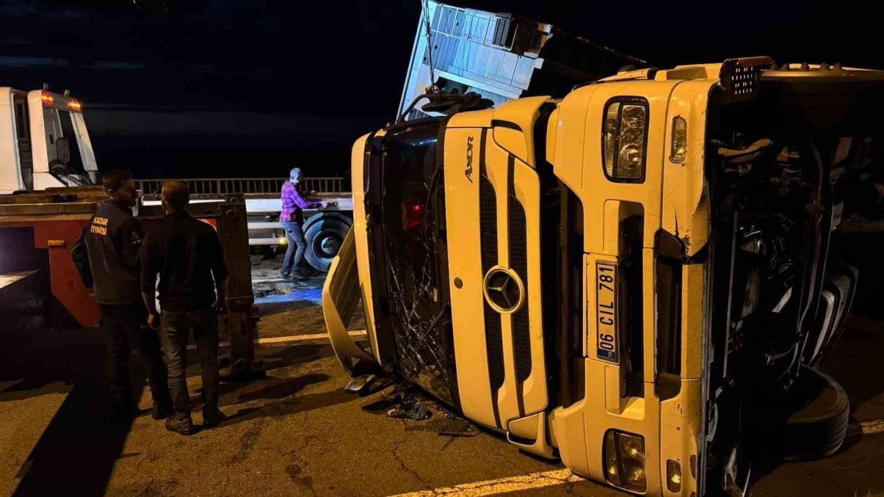 Rize’nin Pazar ilçesi Hamidiye Sahil köyü mevkiinde yola devrilen tır