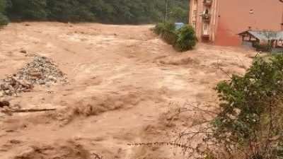 Doğu Karadeniz Bölgesi’nde iki gündür etkili olan şiddetli yağışlar Rize’nin