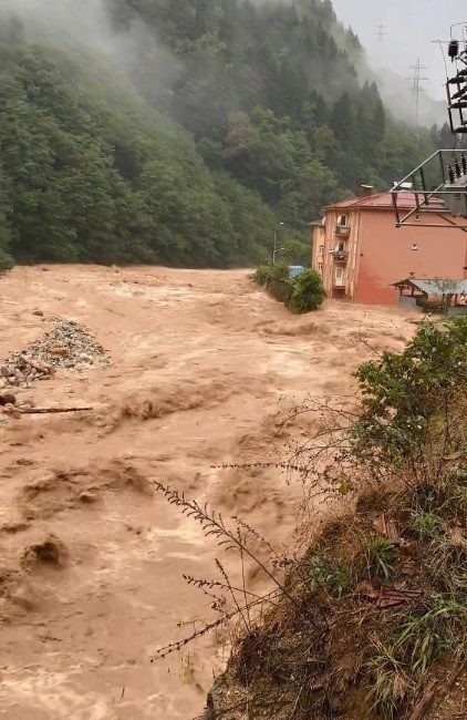 Doğu Karadeniz Bölgesi’nde iki gündür etkili olan şiddetli yağışlar Rize’nin