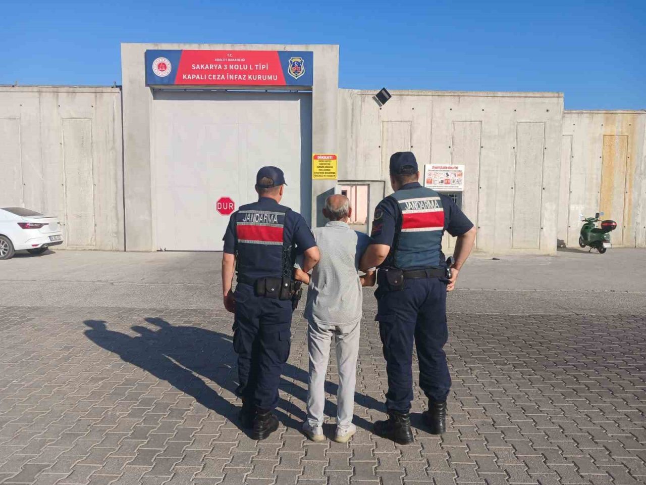 Sakarya’da jandarma ekiplerince gerçekleştirilen uyuşturucu operasyonunda yakalanan 1 şahıs tutuklanarak