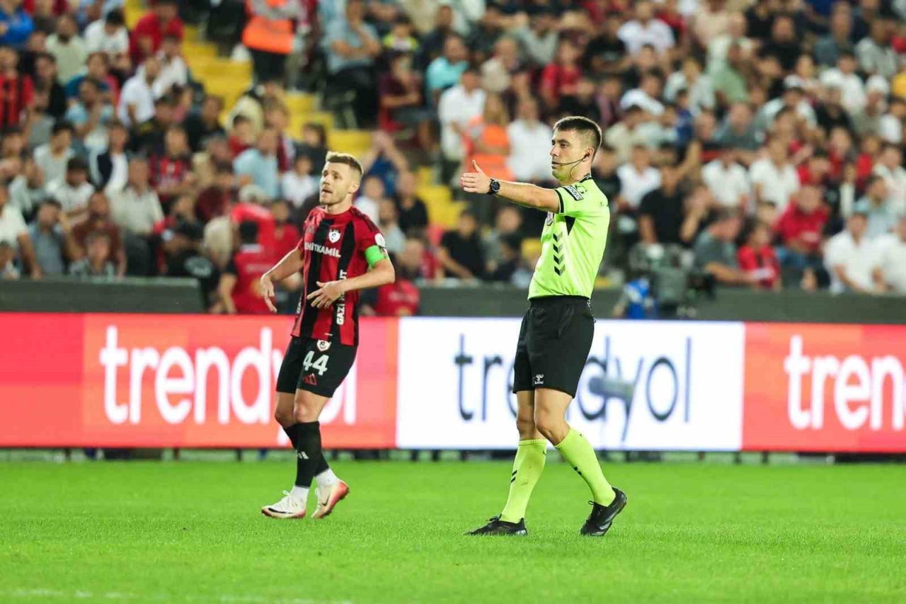 Samsunspor, Gaziantep FK ile oynanan karşılaşmada verilen hakem kararlarına tepki
