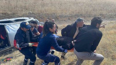 Sivas’ın Kangal ilçesinde meydana gelen trafik kazasında şarampole uçan otomobilin