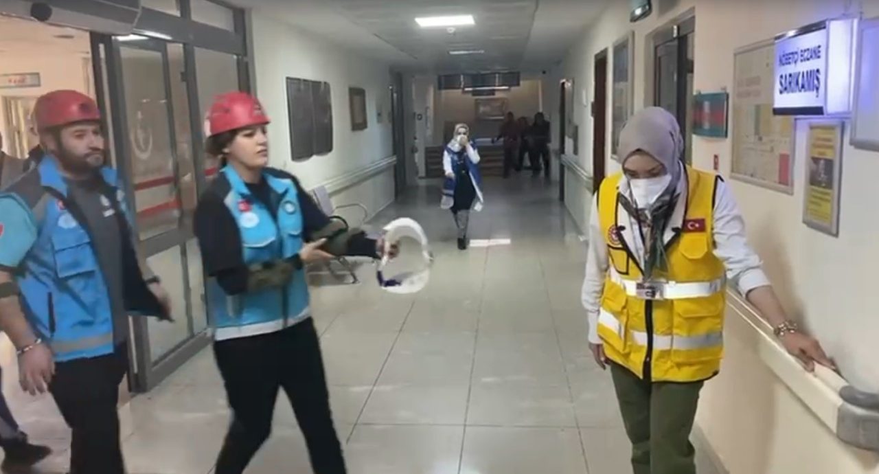 Sarıkamış’ta yangın tatbikatı gerçeği aratmadı. Kars’ın Sarıkamış ilçesinde bulunan Devlet