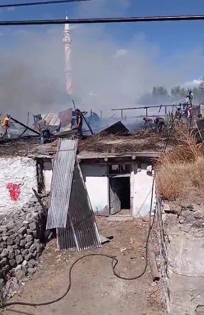Kars’ın Sarıkamış ilçesinde bir evde çıkan yangın başka bir eve