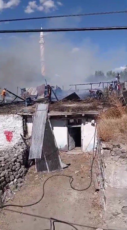 Kars’ın Sarıkamış ilçesinde bir evde çıkan yangın başka bir eve