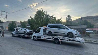 Sarıkamış’ta meydana gelen ve 3 aracın karıştığı zincirleme trafik kazasında