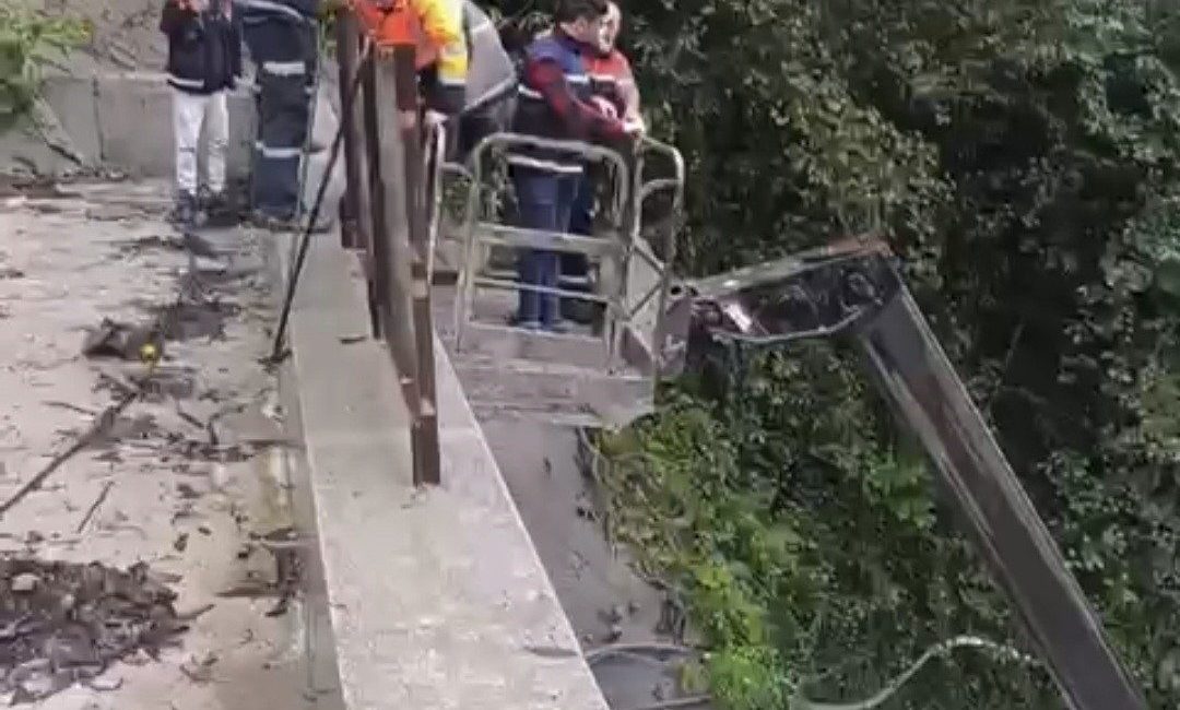 Rize’nin Çamlıhemşin ilçesinde etkili olan şiddetli yağış sonrası Ayder Yaylası